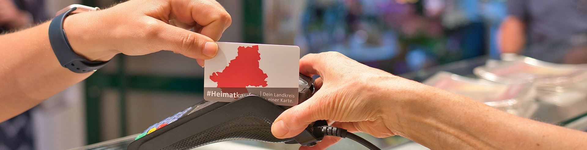 Eine Gutscheinkarte durchläuft ein EC-Gerät