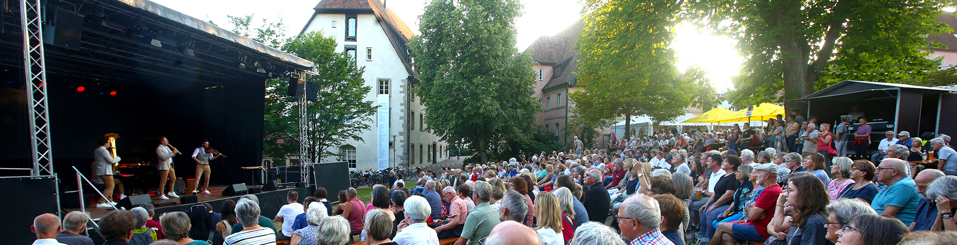 Veranstaltung  in der Innenstadt mit Bühne und Publikum